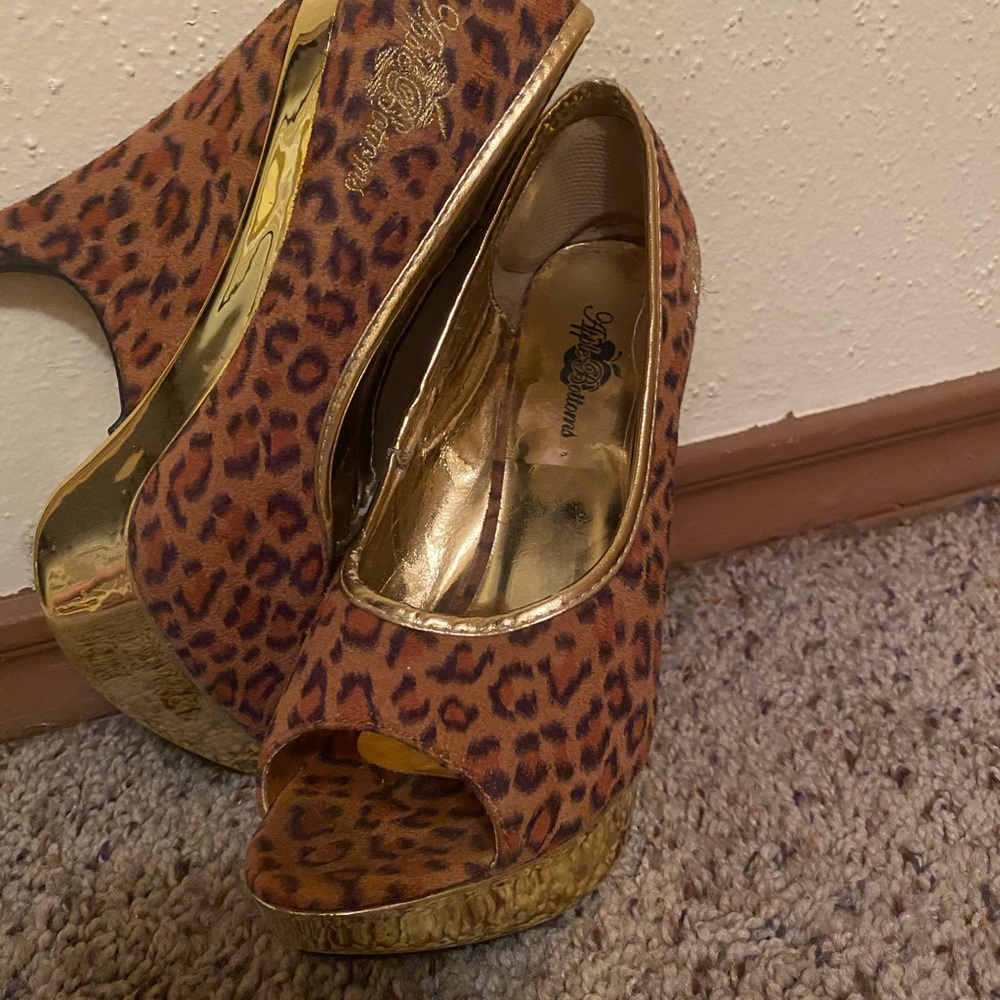 Apple Bottom shoes size 6